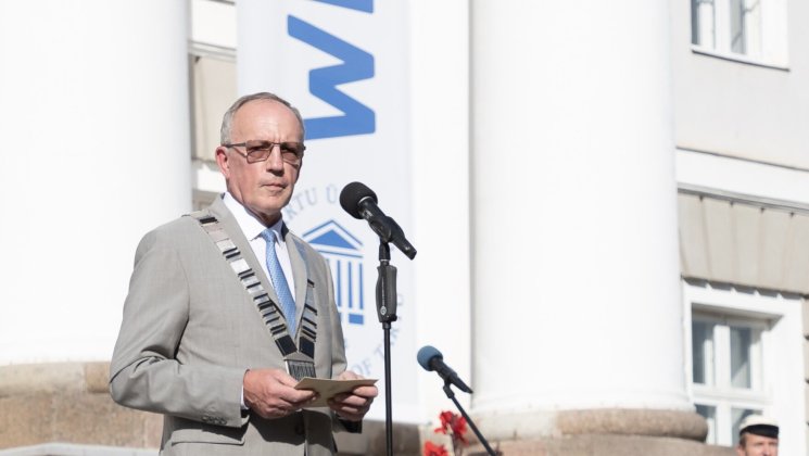 Tartu Ülikooli rektor Toomas Asser peahoone ees 29.08.2022