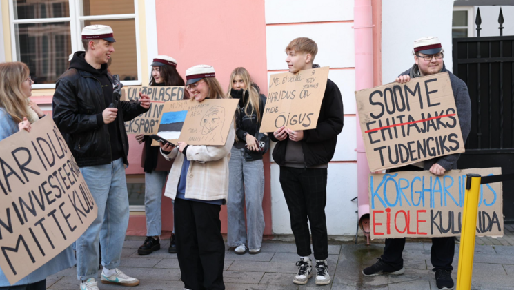 Õpilased ja tudengid üle Eesti kogunesid Stenbocki maja ette piketile, et tuletada valitsusele meelde, kui oluline on säilitada ligipääs tasuta kõrgharidusele. 